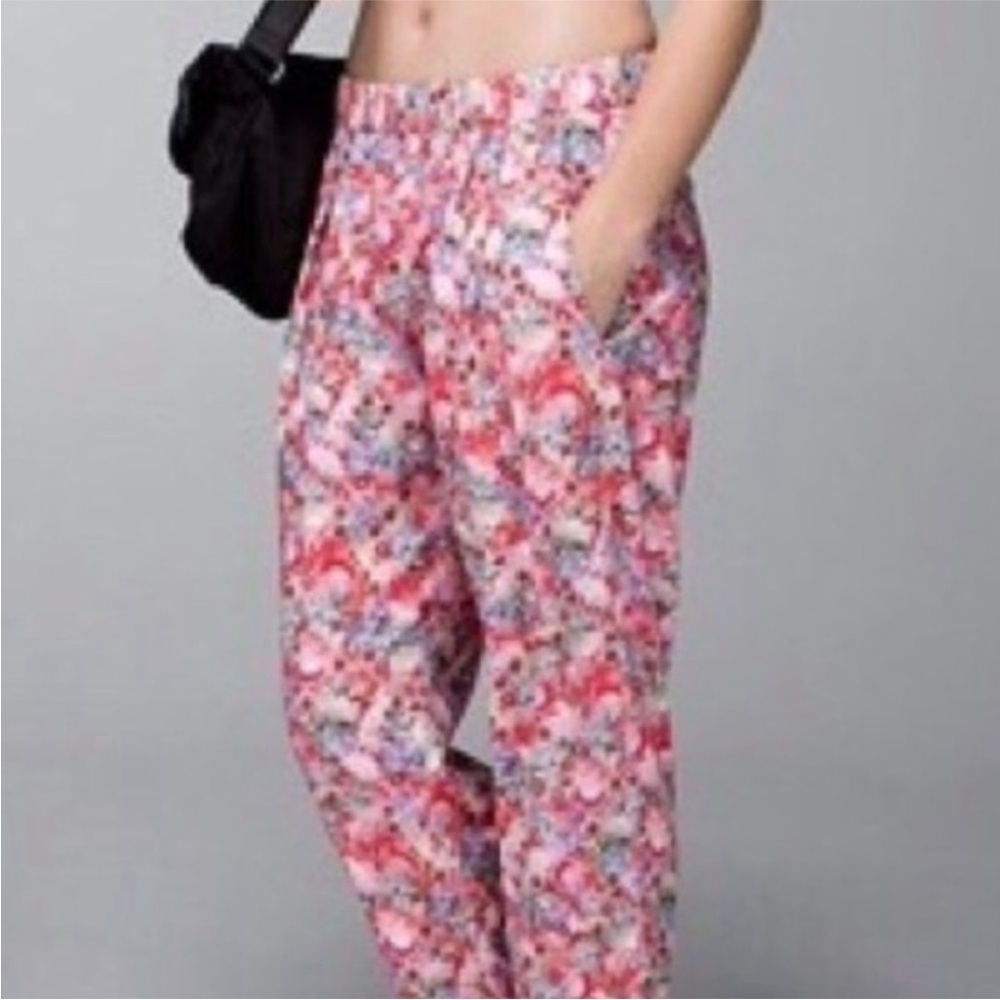 Lululemon Floral Print‎ Rollin' With My Omies Pant HEM HAS BEEN ALTERED